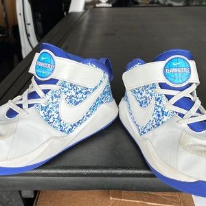 Nike teamhustle basketball shoes youth 3y size.
